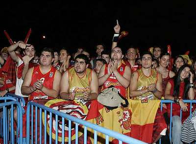 Seguidores de la selección española, atentos a la pantalla gigante de la plaza de Colón.