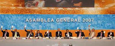 La mesa presidencial, durante una de las votaciones de la asamblea de socios del Madrid.