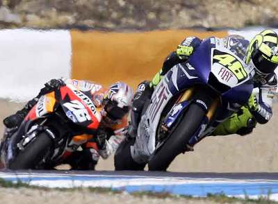 Rossi, por delante de Pedrosa durante la carrera de ayer.