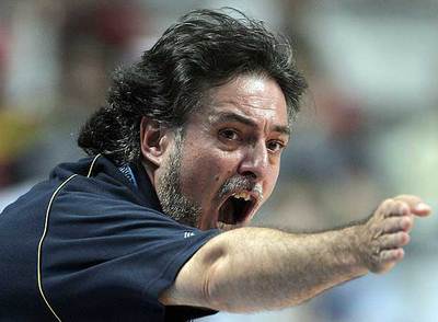 Pepu Hernández da instrucciones a sus jugadores desde la banda.