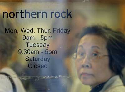 Una mujer en la cola de una oficina de Northern Rock en Londres.