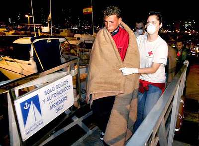 Uno de los seis inmigrantes llegados a Bernidorm es trasladado por Cruz Roja al Club Náutico.