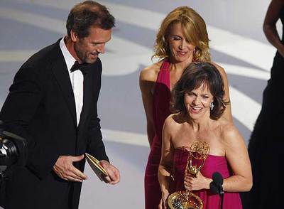 Sally Field  (Cinco hermanos)  junto a Hugh Laurie  (House)  y Felicity Huffman  (Mujeres desesperadas). 