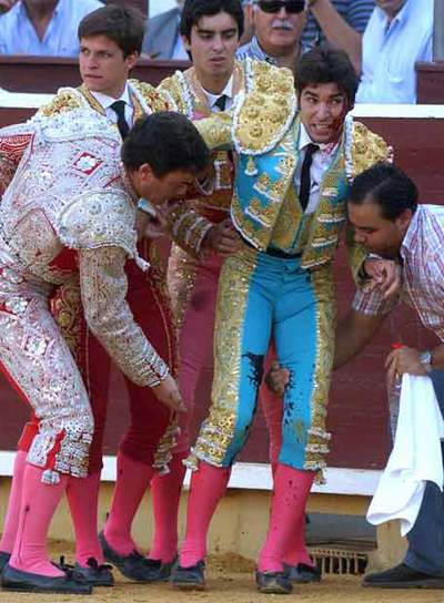 Cayetano, cogida grave y oreja