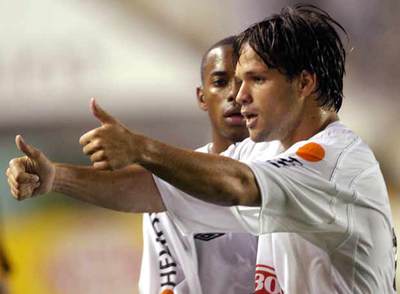 Diego y Robinho celebran un gol del Santos.