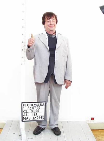 Jaime Jiménez Arbe,  El Solitario,  posa para la policía portuguesa al día siguiente de su detención.