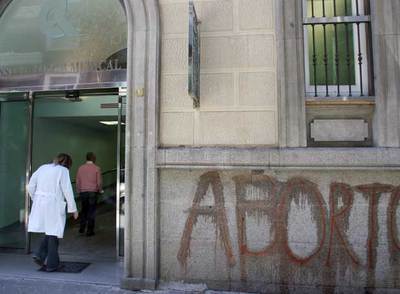 Pintadas en contra del aborto en la fachada de una clínica de Madrid.