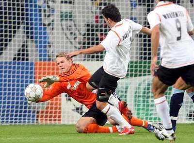 Villa marca pese a la estirada de Neuer.