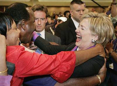 Hillary Clinton saluda a varios seguidores antes de una conferencia sindical el lunes en Washington.