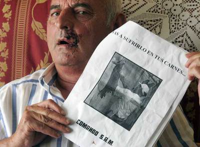 Cecilio Pajares, en su casa de San Martín de la Vega, muestra la nota del  comando  SAM.