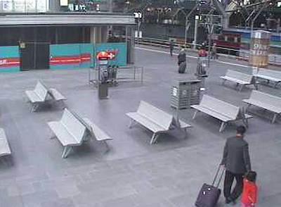 Imagen grabada por las cámaras de seguridad donde se ve a  Pumpkin  con su supuesto padre antes de abandonarla.