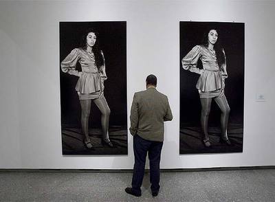 Un espectador contempla el original y la copia de  Gabriela , fotografía de Humberto Rivas.