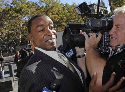 Isiah Thomas al ir a declarar tras la acusación.