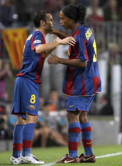 Iniesta sustituye a Ronaldinho en el partido con el Olympique Lyon.