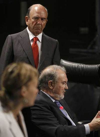 Emilio Botín (de pie) y Pedro Solbes, ayer en un acto en Madrid.