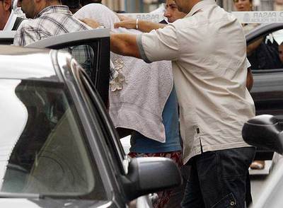 Agentes de policía escoltan a una persona detenida en Elda y que se encontraba en busca y captura.