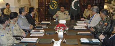 Musharraf, en el centro, preside ayer en Rawalpindi una reunión sobre la rehabilitación de las áreas afectadas por el terremoto de 2005.