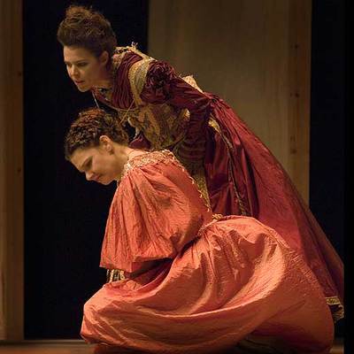 Blanca Oteyza y Lidia Otón, en 'El perro del hortelano'.