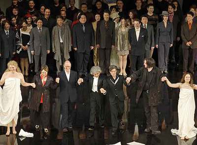 El director Seiji Ozawa, en el centro, con el elenco de 'Tannhäuser' tras su estreno en marzo pasado en Tokio