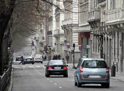 Automóviles en el paseo de Recoletos.
