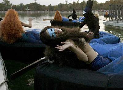 Un momento del espectáculo  El silencio de las sirenas,  de la noche en Blanco.