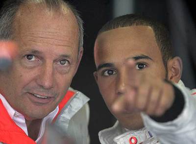 Ron Dennis y Hamilton dialogan durante un gran premio.