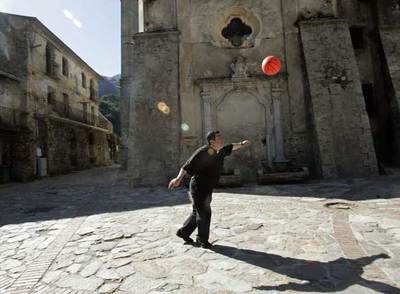 Don Pino Strangio, sacerdote en San Luca desde hace 27 años. La foto le muestra en el santuario de la Madonna de Polsi, en los montes cercanos al pueblo. En esa zona se celebra la  reunión anual de la cúpula de la 'Ndrangheta.