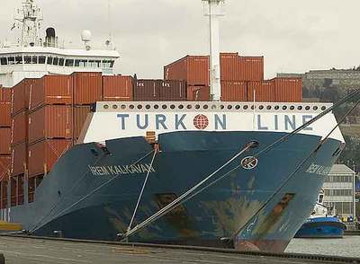 El  Irem Kalkavan , en el que llegaron los inmigrantes palestinos, ayer en el puerto de Barcelona.