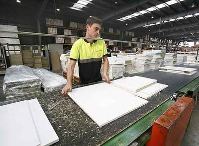 Parte de la nueva cadena de producción de muebles de Finsa en la factoría de Santiago.