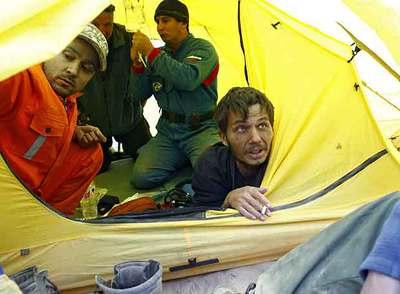 El piragüista ruso Andrei Pautov (derecha) se asoma desde el interior de la tienda, ayer en la región del río Yurunkas.