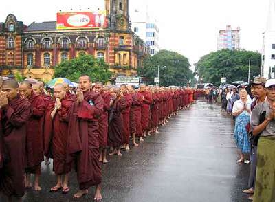 Monjes budistas marchan ayer en Rangún arropados por odecenas de ciudadanos.