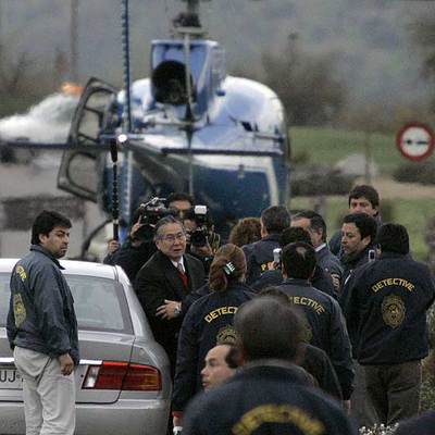 Fujimori llega a Perú para responder de sus crímenes