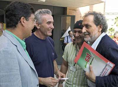 De izquierda a derecha, Diego Valderas, Diego Cañamero y José Chamizo (con barba), ayer en Sevilla.