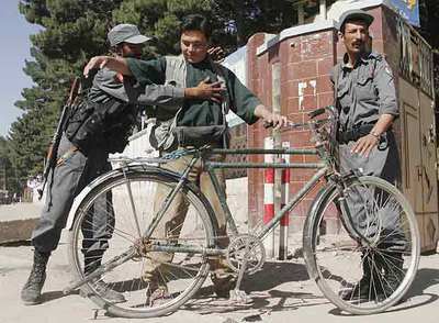 Un policía local cachea a un civil, ayer en Herat, tercera ciudad en importancia de Afganistán.