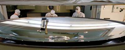 Los técnicos recubren de aluminio el espejo de 3,5 metros del telescopio espacial europeo  Herschel  en la cámara de vacío del observatorio de Calar Alto (Almería).