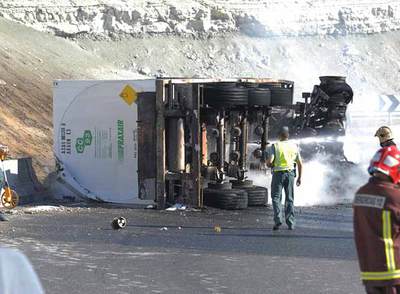 Muere el conductor de un camión al volcar en Pinto