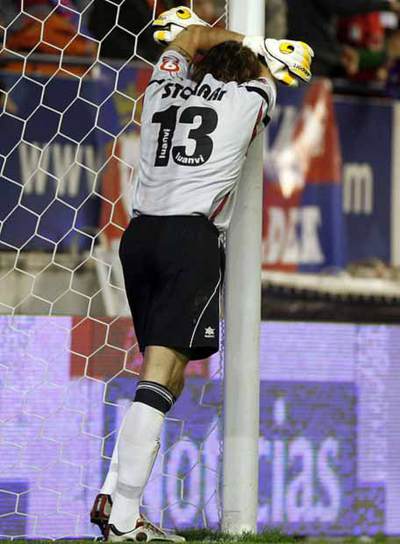 Storari se lamenta tras un gol.