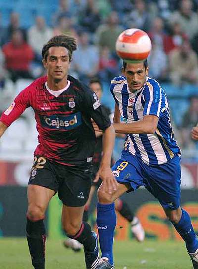 Beto y Taborda pelean por un balón.