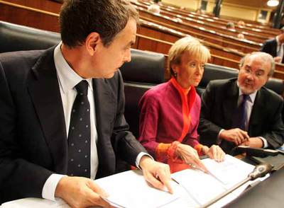 Rodríguez Zapatero, Fernández de la Vega y Solbes, ayer en la sesión de control al Gobierno.