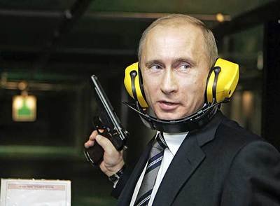 Putin, en una galería de tiro de la nueva sede de la inteligencia militar inaugurada en 2006 en Moscú.