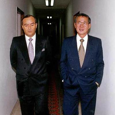 Vladimiro Montesinos (izquierda) y Alberto Fujimori, en Lima en 1998.