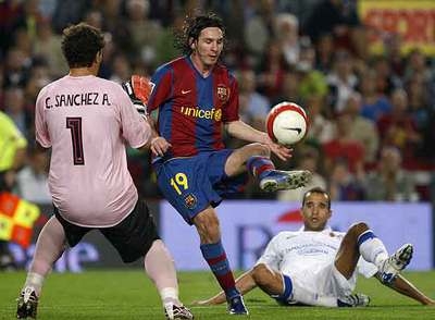 Messi supera a César tras evitar el marcaje de Juanfran.