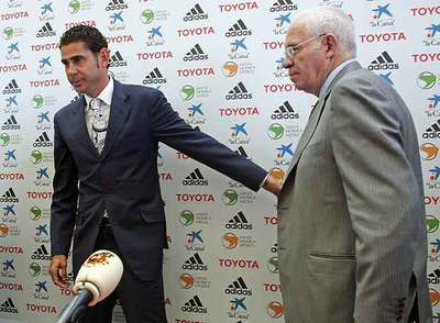 Fernando Hierro, a la izquierda, atiende a la prensa junto a Luis Aragonés, seleccionador español.