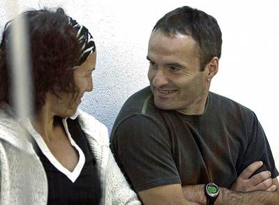 Los etarras Ainhoa Mujika y Juan Antonio Olarra, ayer, en la  pecera  de la Audiencia Nacional.