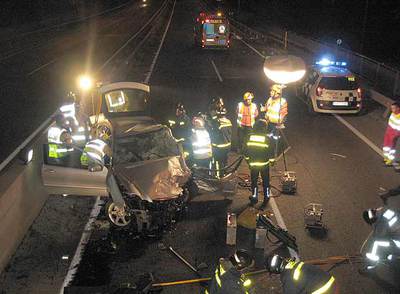 Los servicios de emergencia atienden a la mujer que circulaba con su coche en sentido contrario.