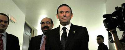 El  lehendakari,  Juan José Ibarretxe, en el Parlamento de Vitoria, acompañado del consejero de Interior, Javier Balza (izquierda), y del titular de Educación, Tontxu Campos.rnEl  lehendakari,  durante su discurso.rn P. J. P