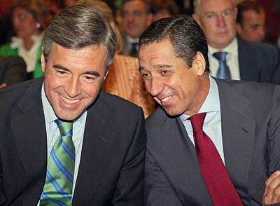 Ángel Acebes y Eduardo Zaplana, ayer durante la conferencia sobre vivienda del PP en Madrid.