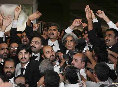 Abogados paquistaníes protestan contra la decisión judicial, ayer ante la sede del Tribunal Supremo, en Islamabad.