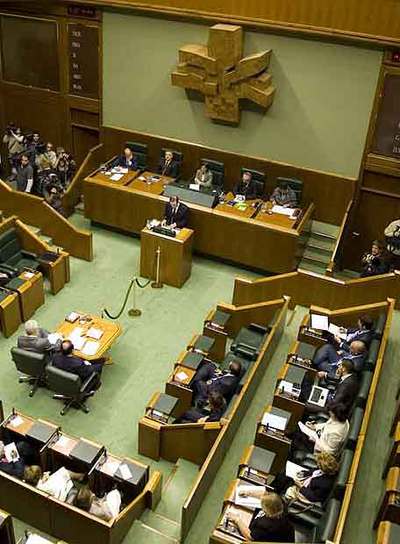 El  lehendakari  Ibarretxe se dirige a la Cámara en un momento del debate de ayer.