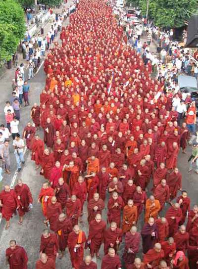 Una interminable fila de monjes budistas se manifiesta por las calles de Yangon.